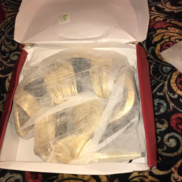 Gold muah clutch with gold shoes - Picture 7 of 7